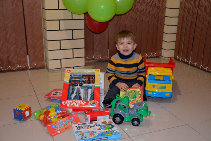 Теперь Сеня бегает на двух ногах. Фото предоставлено фондом «Дети Байкала»