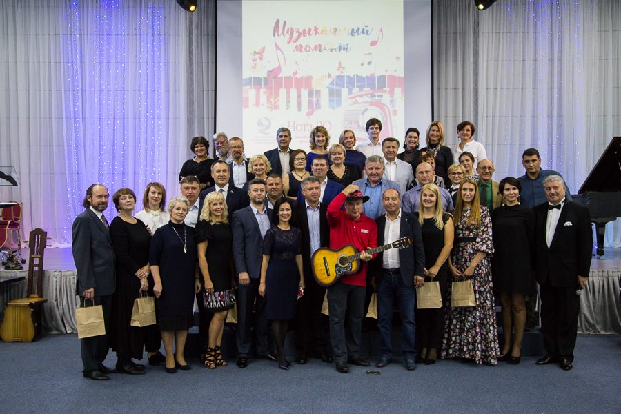 Вечер завершился вручением подарков меценатам и общей фотографией на память.