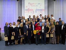 Вечер завершился вручением подарков меценатам и общей фотографией на память.