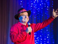 Специальным гостем аукциона в этом году стал Григорий Гладков — советский и российский бард, композитор, чьи песни к мультфильмам «Пластилиновая ворона», «Падал прошлогодний снег» знают и любят по всей России.