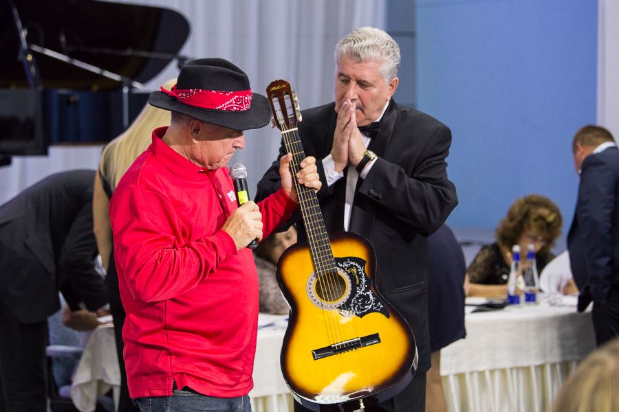 Завершающим лотом стали гитара и знаменитая шляпа Григория Гладкова.