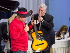 Завершающим лотом стали гитара и знаменитая шляпа Григория Гладкова.