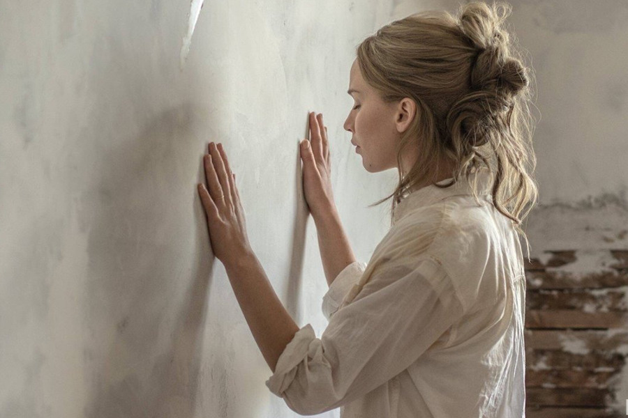 Кадр из фильма «мама!». Фото с сайта www.kinopoisk.ru