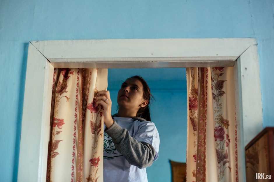 Девушки побелили в доме печку, помыли мебель, окна и полы, погладили и повесили шторы.