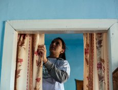 Девушки побелили в доме печку, помыли мебель, окна и полы, погладили и повесили шторы.