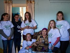 Кроме помощи в заготовке дров, активисты ОНФ провели уборку дома у одинокой жительницы Никольска Нины Добровольской, которая является инвалидом и не может ходить.