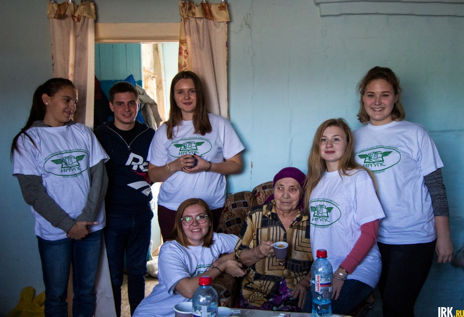 Кроме помощи в заготовке дров, активисты ОНФ провели уборку дома у одинокой жительницы Никольска Нины Добровольской, которая является инвалидом и не может ходить.