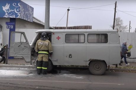 Машина скорой помощи загорелась в период движения в Черемхово Машина скорой помощи загорелась в период движения в Черемхово
