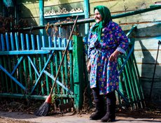 Дочь Марии Фёдоровны живёт в городе. Чаще заезжает и помогает ей сын.