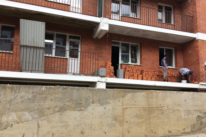 Низ балкона выкладывали кирпичом, а перегородку делали из блоков