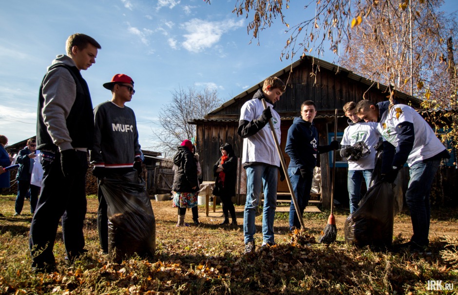 Около сложенных дров осталась чистая площадка, которую участники акции убрали граблями, а мусор собрали в мешки и вывезли.