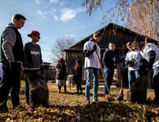 Около сложенных дров осталась чистая площадка, которую участники акции убрали граблями, а мусор собрали в мешки и вывезли.