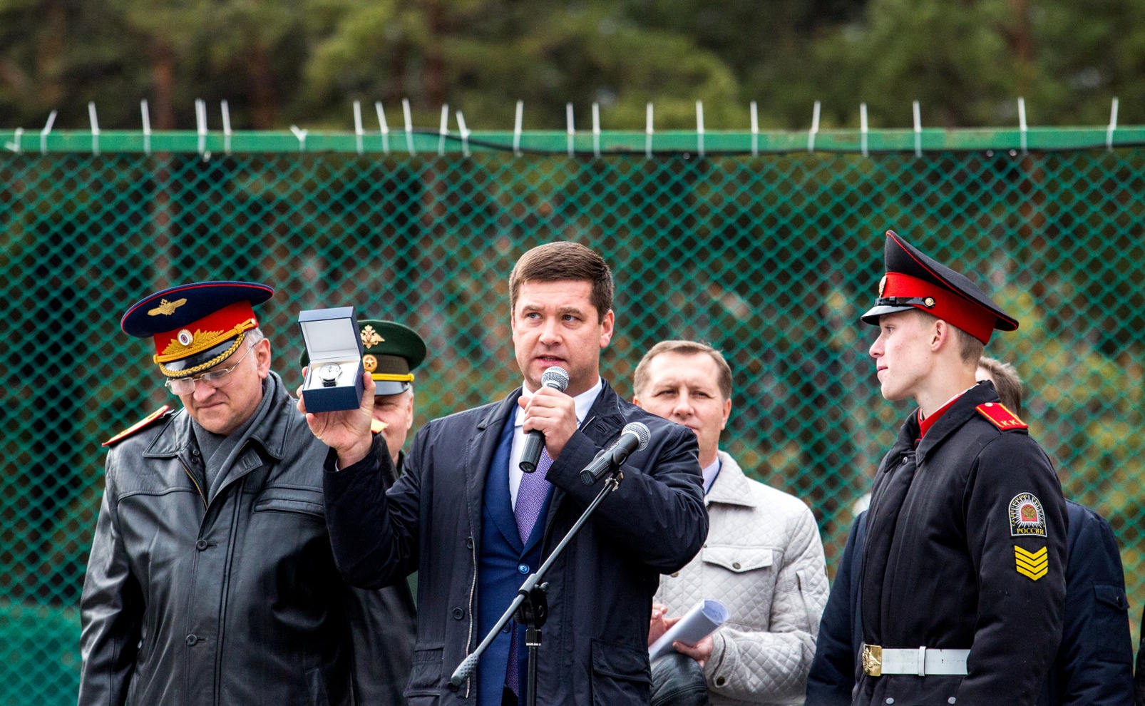 Одному из лучших учеников, Павлу Громову из Киренска, депутат Государственной Думы вручил памятные часы «Сибирский Характер» с подписью «К Победам, вперед!»