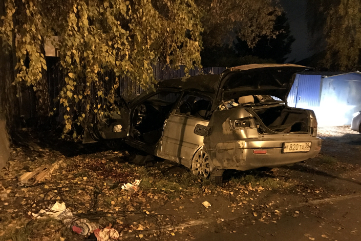 Автомобиль снес деревянный столб и врезался в бетонную стену дома
