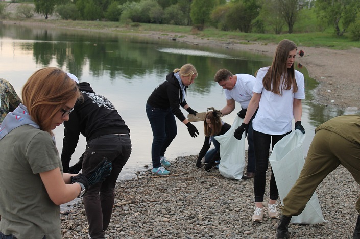 Команда IRK.ru на уборке мусора у плотины. Фото ОНФ