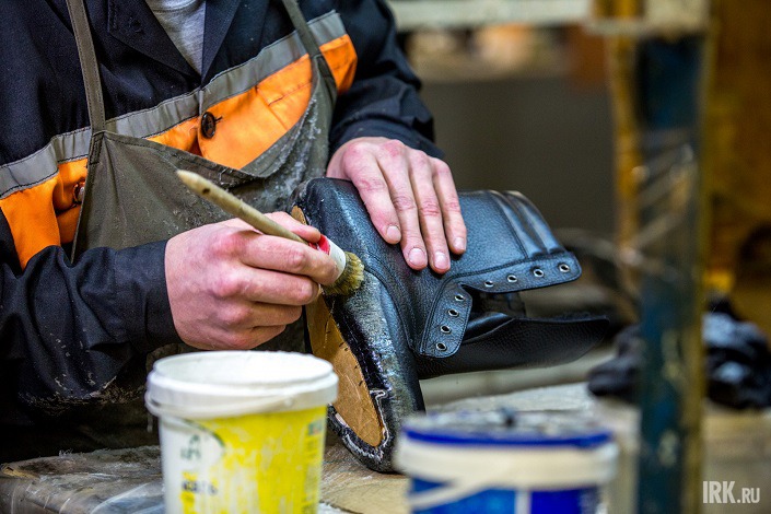 Николай Грабарь покрывает обувь клеем