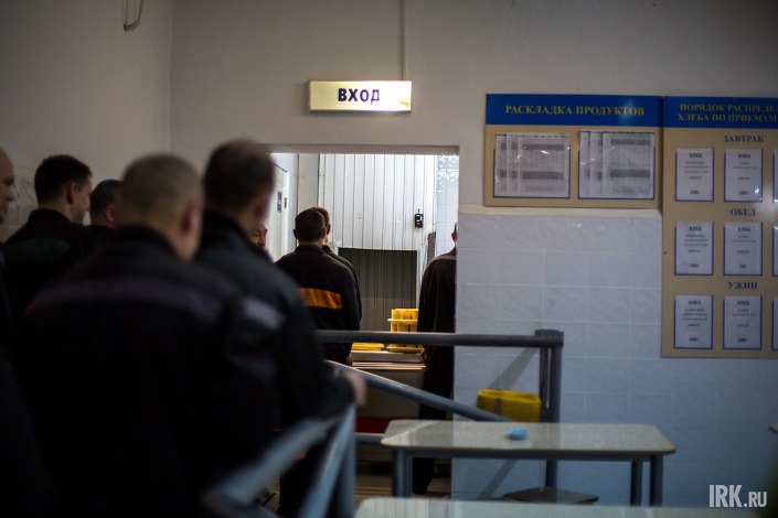 Осужденные в столовой