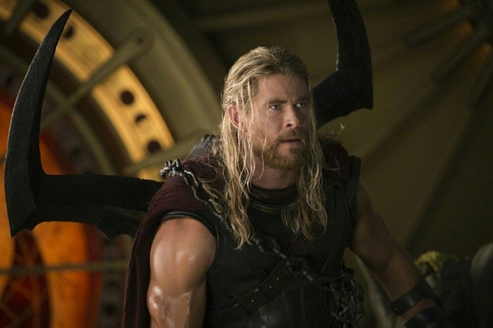 Сцена из фильма «Тор: Рагнарёк». Фото с сайта www.film.ru