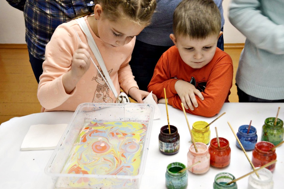 Для детей провели мастер-класс по эбру — рисованию на воде.
