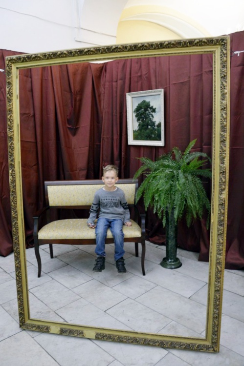 Работал фотосалон «В рамках прекрасного» — художественно оформленный интерьер для всех желающих запечатлеть «Ночь искусств» на память.