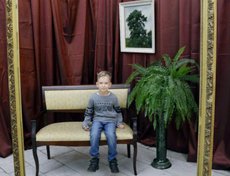 Работал фотосалон «В рамках прекрасного» — художественно оформленный интерьер для всех желающих запечатлеть «Ночь искусств» на память.