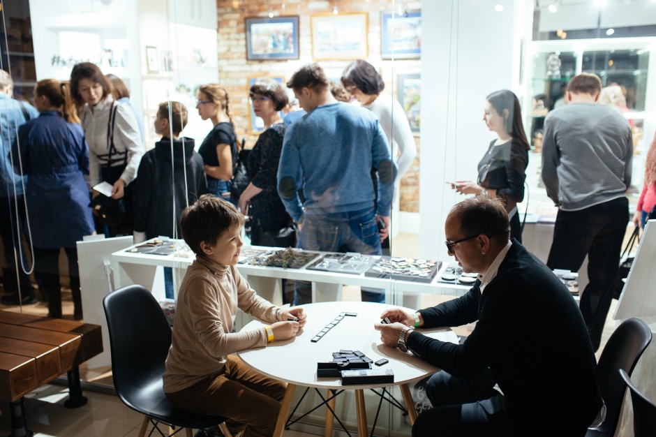 Желающие поиграли в домино. Автор фото — Илья Сакулин