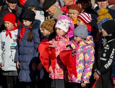 На празднике состоялась церемония принятия в пионеры. Ряды областной организации пополнили девять школьников.