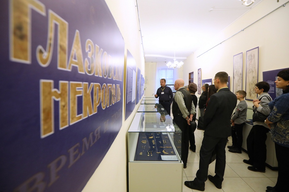 В Музейной студии на Карла Маркса, 13 проведи экскурсию по выставке «Глазковский некрополь», посвящённой археологическому объекту каменного и бронзового веков. Автор фото — Алексей Головщиков