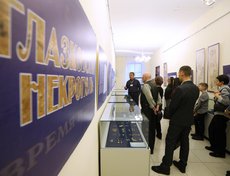 В Музейной студии на Карла Маркса, 13 проведи экскурсию по выставке «Глазковский некрополь», посвящённой археологическому объекту каменного и бронзового веков. Автор фото — Алексей Головщиков
