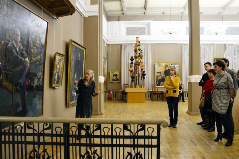 Гостям галереи рассказали о действующей выставке «Мастер и мастерская».