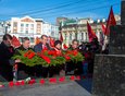 Участники митинга также возложили цветы и гирлянду к памятнику Владимиру Ленину.