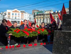 Участники митинга также возложили цветы и гирлянду к памятнику Владимиру Ленину.