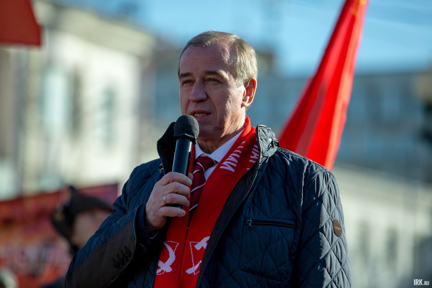 Губернатор Сергей Левченко назвал Октябрьскую революцию крупнейшим событием 20-го века, оказавшим огромное влияние на весь мир.