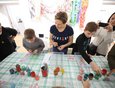 Желающие приняли участие в мастер-классе по рисованию красками на воде. Автор фото — Алексей Головщиков