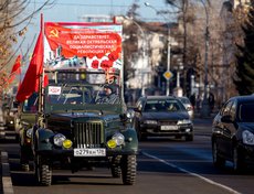 Участники прошествовали по улице Карла Маркса к памятнику Ленину, где состоялся митинг-концерт.