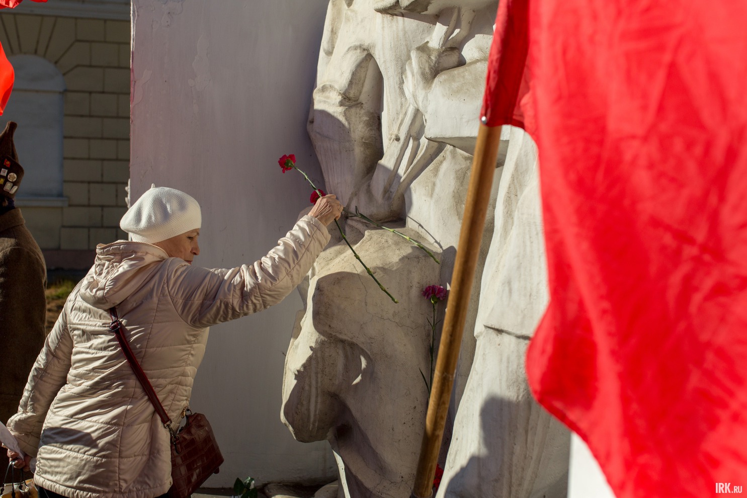 Торжества начались с возложения цветов к мемориальному комплексу на месте бывшей братской могилы красногвардейцев — защитников Белого дома.