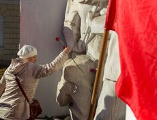 Торжества начались с возложения цветов к мемориальному комплексу на месте бывшей братской могилы красногвардейцев — защитников Белого дома.