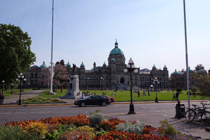 Здание парламента Британской Колумбии — здесь губернатор заседает, проводятся публичные слушания