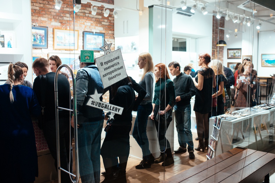 «Ночь искусств» в Галерее Виктора Бронштейна прошла в стиле СССР. Для посетителей работал буфет по талонам. Автор фото — Илья Сакулин