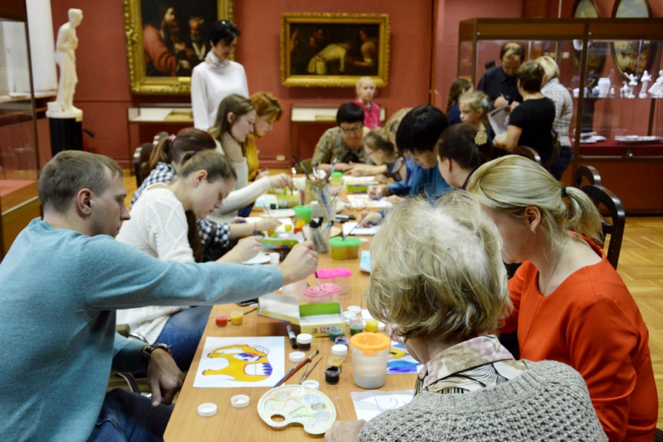 Для гостей музея провели мастер-класс по рисованию «Играем в супрематизм». Участникам предложили попробовать себя в роли художников-авангардистов.