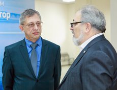 Директор астрономической обсерватории ИГУ Сергей Язев и директор иркутского филиала ИД «Комсомольская правда» Станислав Гольдфарб