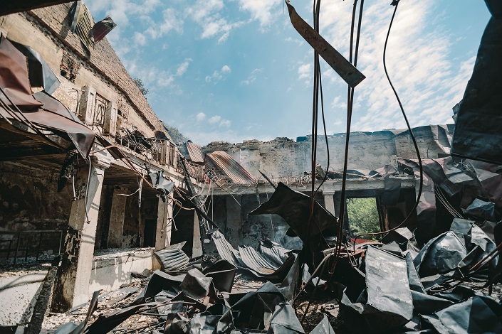 Заброшенные казармы ИВВАИУ регулярно горят. Автор фото — Никита Пятков