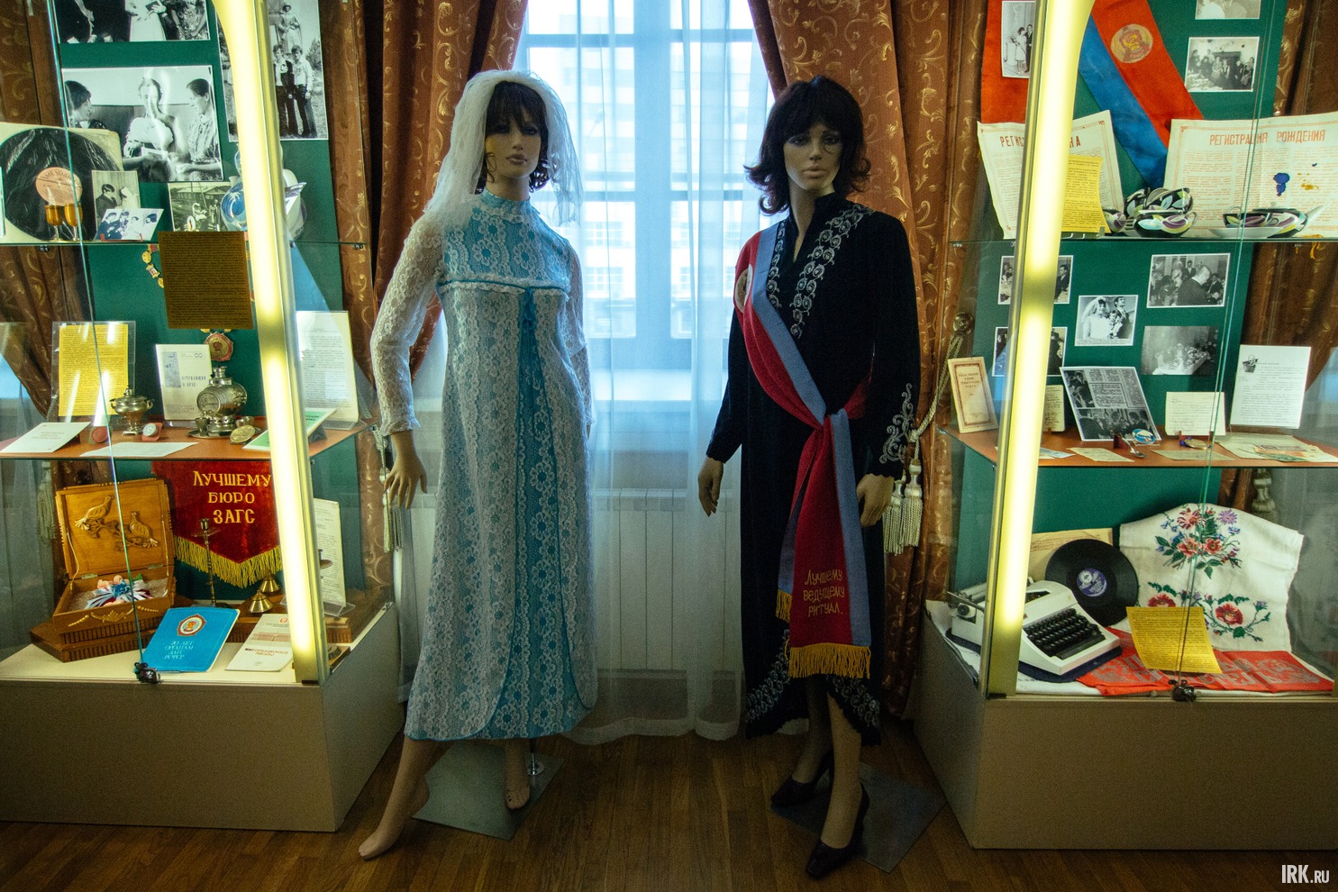 На выставке представлены предметы свадебного быта, наряды невест и женихов, образцы старых форм документов.