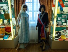 На выставке представлены предметы свадебного быта, наряды невест и женихов, образцы старых форм документов.