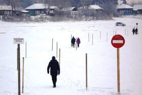 Ледовый пешеходный переход. Фото пресс-службы ГУ МЧС России по Иркутской области