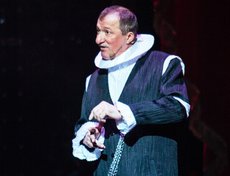 Народный артист России Владимир Яковлев в роли Сессил, слуги и советника Елизаветы Первой.