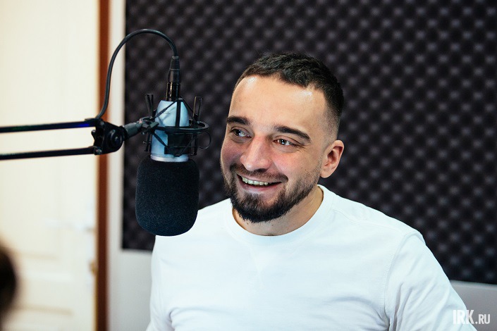 Ведущий Владимир Батуев