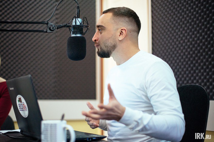 Ведущий Владимир Батуев