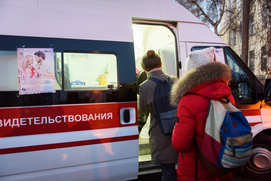 В ноябре очередь в пункт медицинского освидетельствования долго не расходилась даже после захода солнца. В этот день в рамках акции «Чувствуй лучше» свой статус проверил 151 человек. Положительных результатов не выявлено.