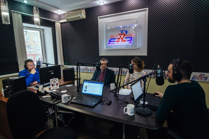 В студии радиостанции